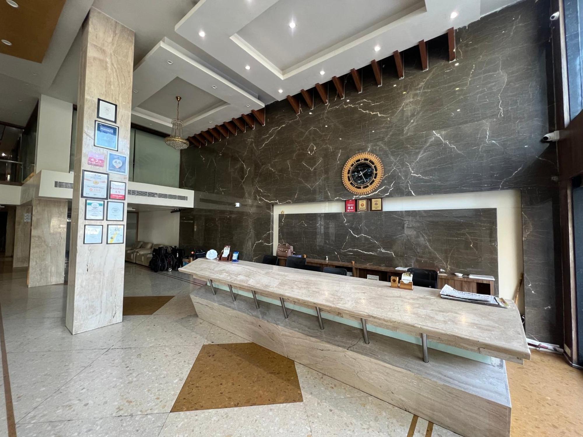 伊维尔格兰德帕丽斯酒店 拉杰果德 外观 照片